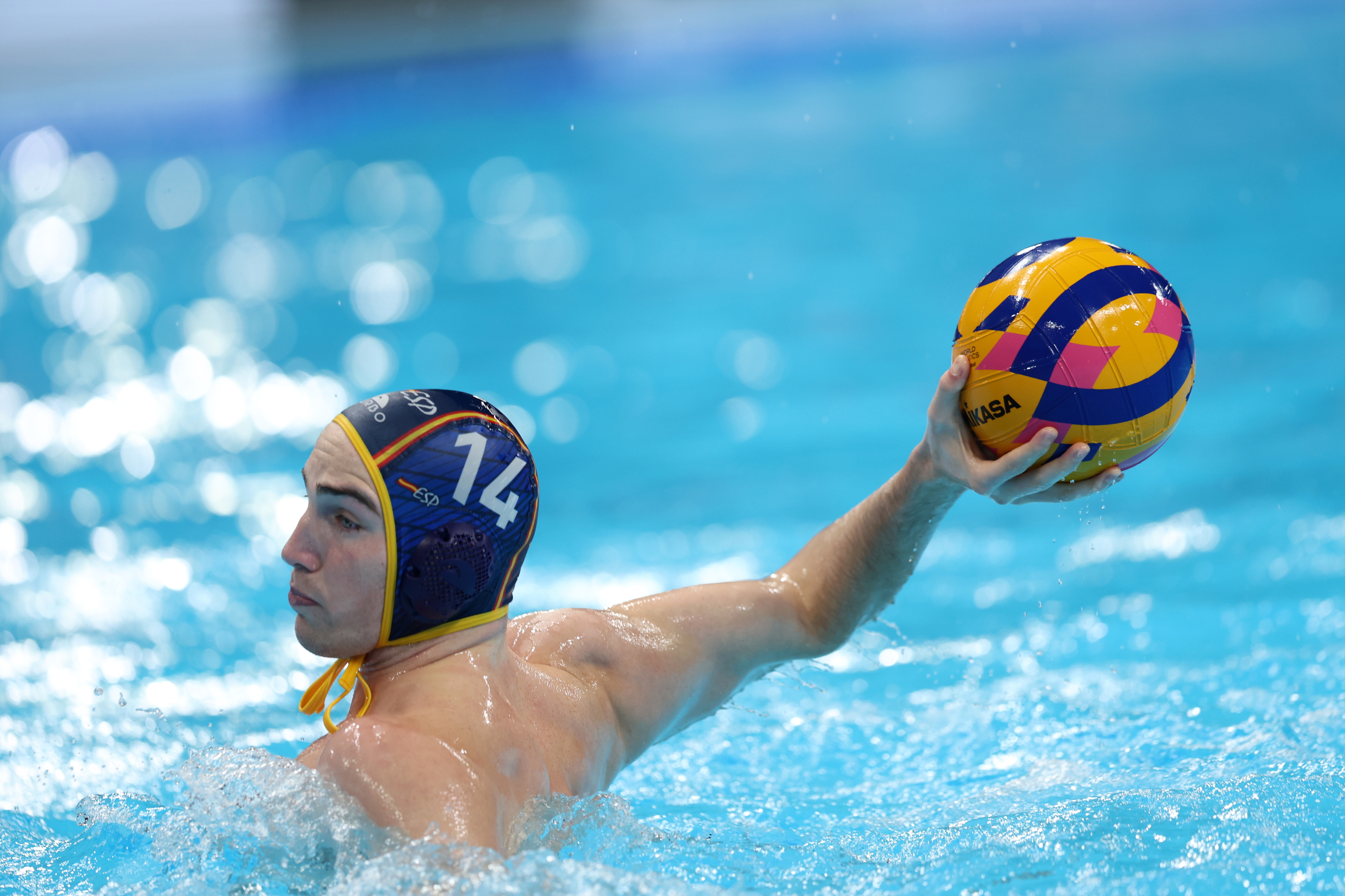 -FOTODELDIA- Doha (Catar), 05/02/2024.- El español Unai Biel Lara trata de anotar ante Sudáfrica durante el partido de amabas selecciones de waterpolo en la fase de grupos del Mundial de Natación celebrado en Doha, Catar este lunes. EFE/ Ali Haider