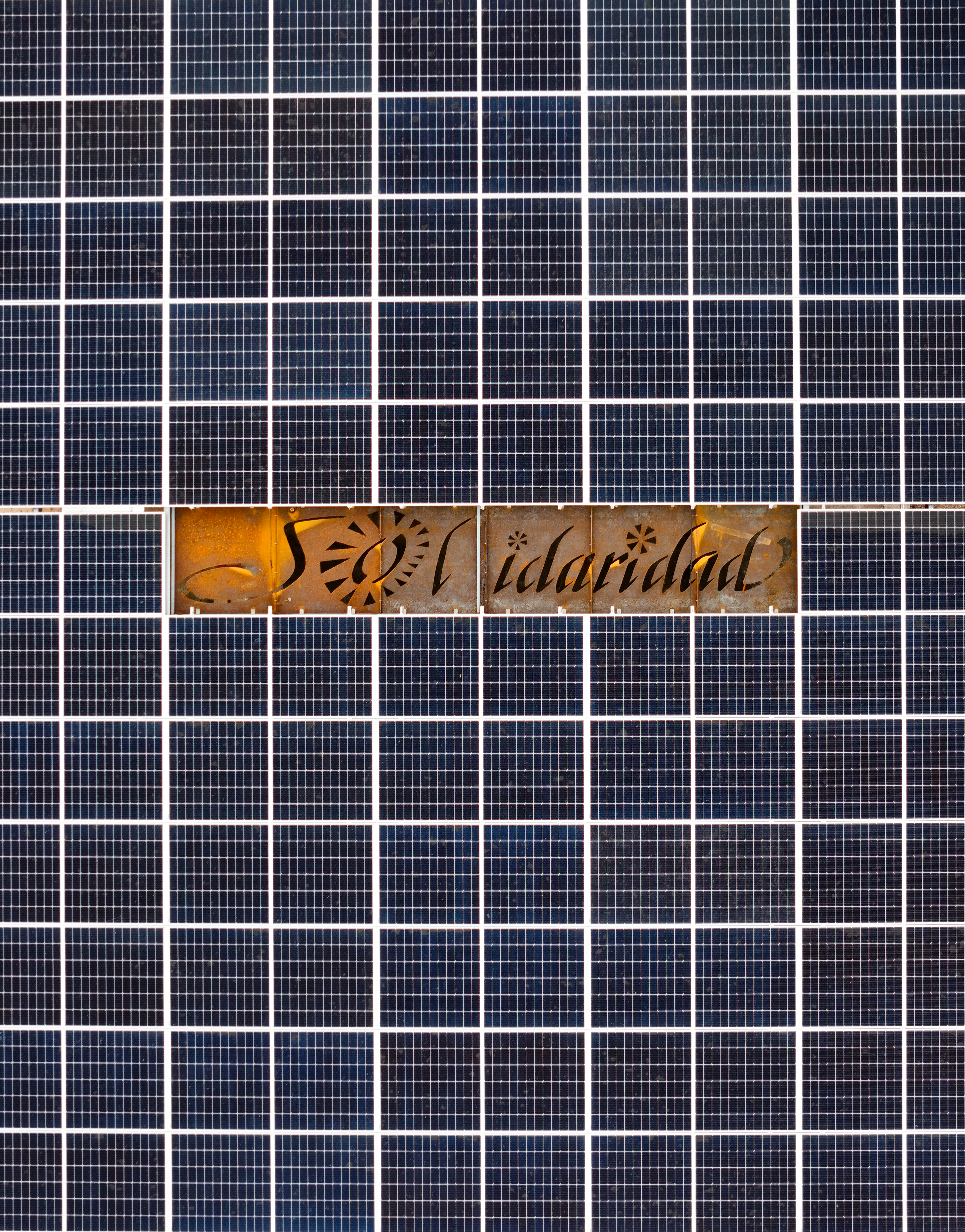 Imagen de los páneles solares instalados en Adjuntas.