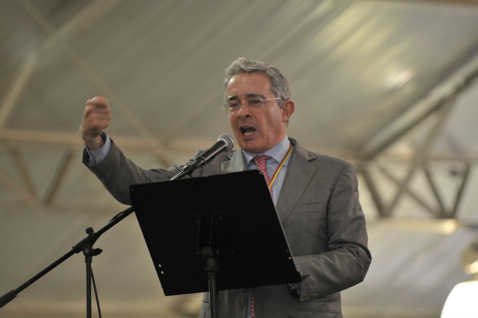 Según Uribe, inteligencia británica habría intervenido en grabaciones en su contra