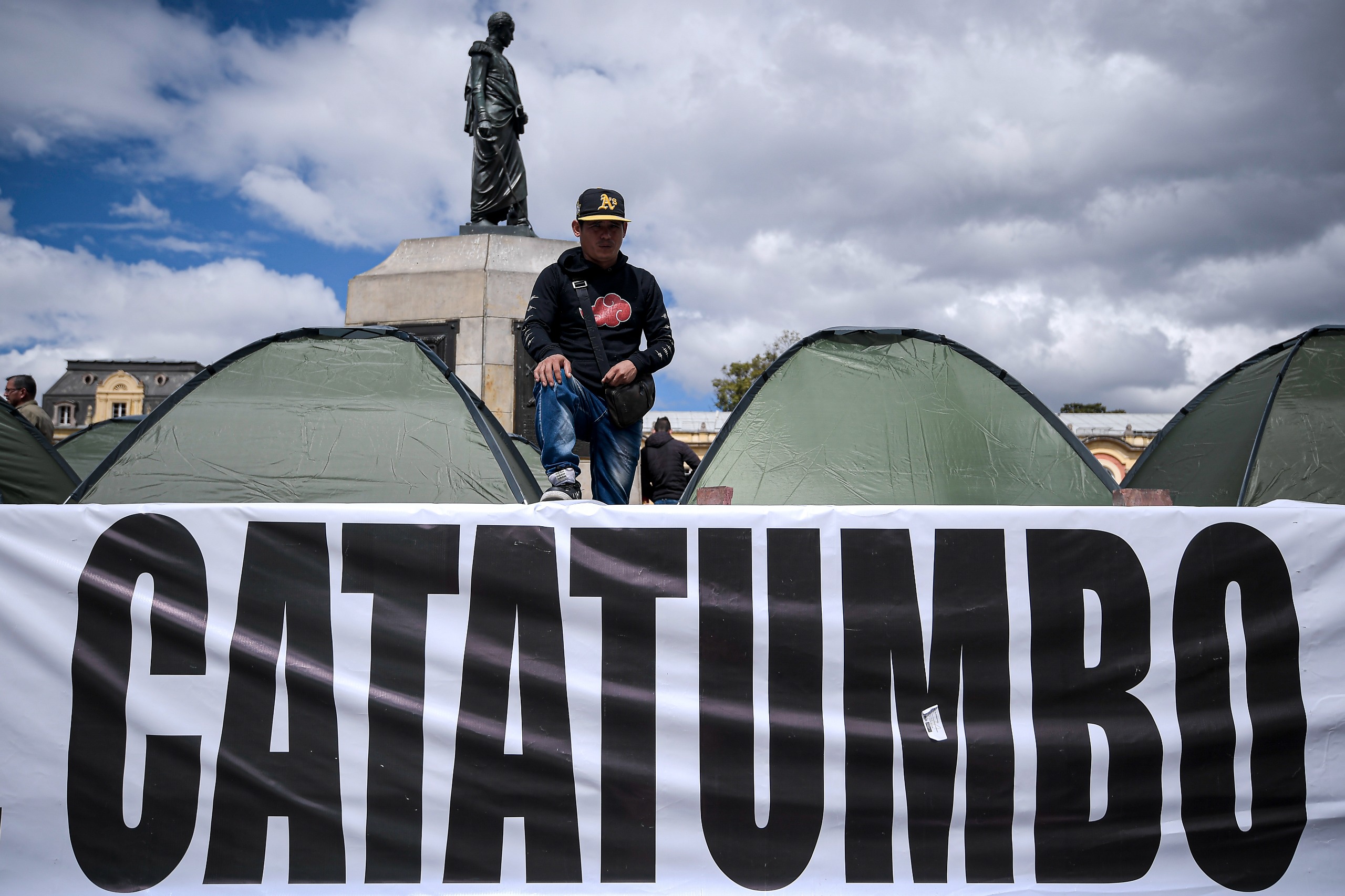 120 líderes y lideresas sociales de la región del Catatumbo permanecen apostados en la Plaza de Bolívar desde el 28 de enero. Buscan hablar con el presidente Petro para buscar soluciones que contribuyan al desescalamiento del conflicto en sus territorios.