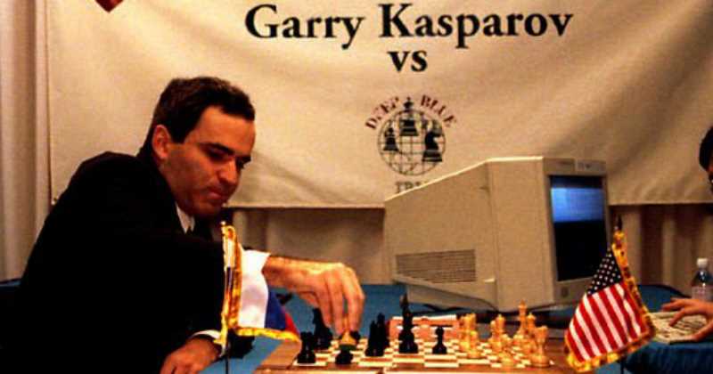 Imagen de la histórica partida entre el ajedrecista Gary Kasparov, y la computadora Deep blue, el 2 de octubre del 96. / AFP