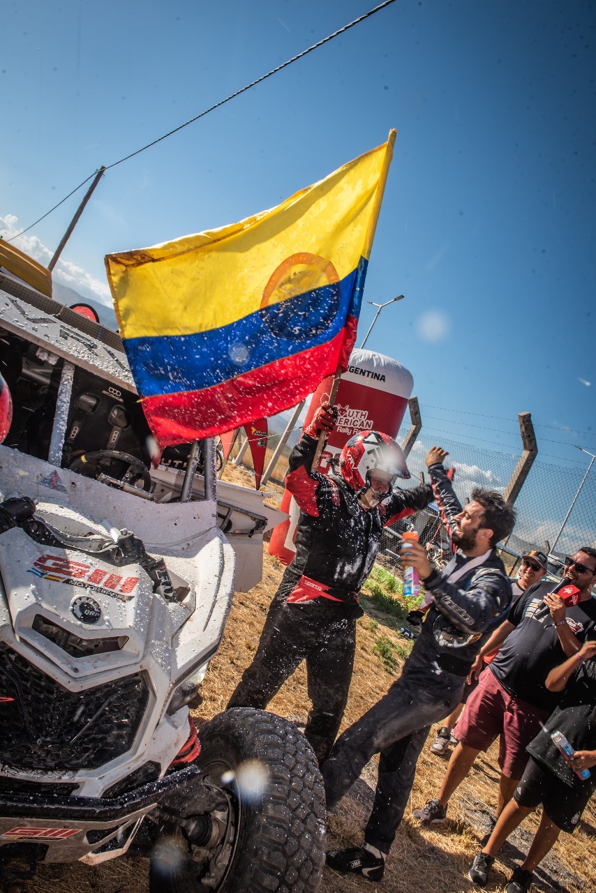Fernando ‘Tato’ Castelblanco y de su navegante Felipe Sánchez celebran tras su triunfo en el Suramericano Rally Raid de Argentina.