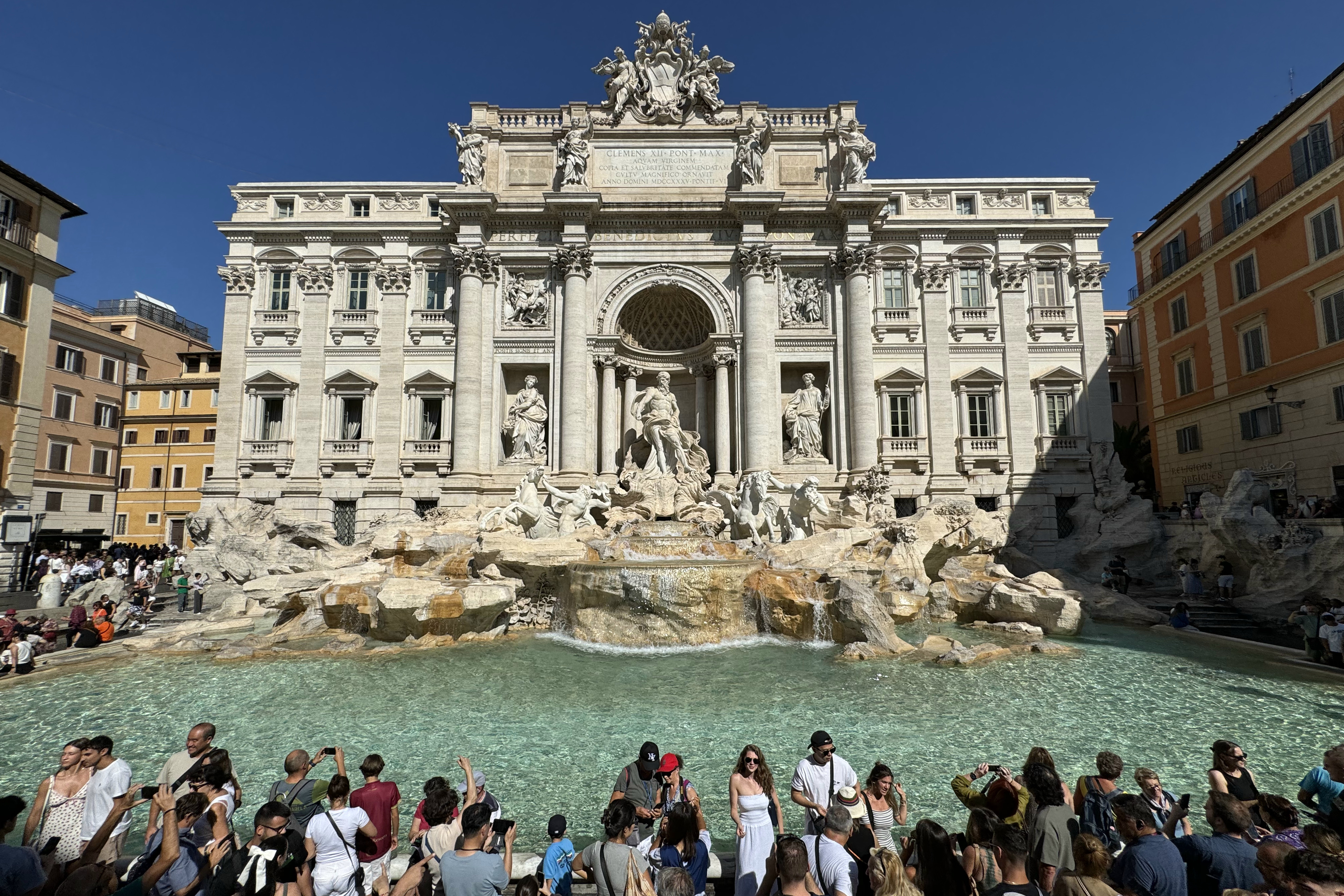 La Fontana de Trevi tendrá una pasarela que permitirá regular número de turistas