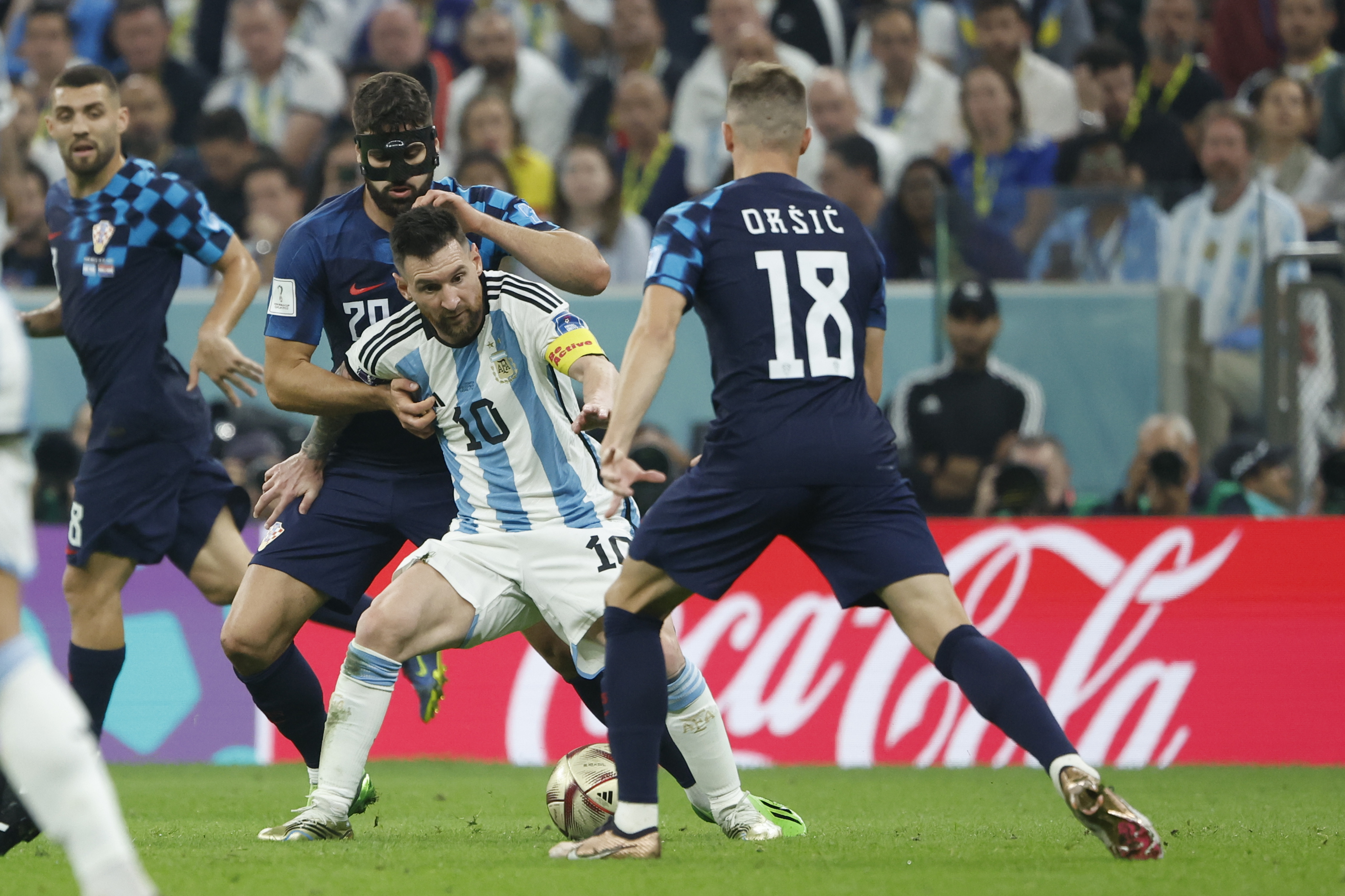 GR2072. LUSAIL (CATAR), 13/12/2022.- Lionel Messi (c) de Argentina disputa un balón con Joško Gvardiol (i) de Croacia, en un partido de semifinales del Mundial de Fútbol Qatar 2022 entre Argentina y Croacia en el estadio de Lusail (Catar). EFE/ Juanjo Martin