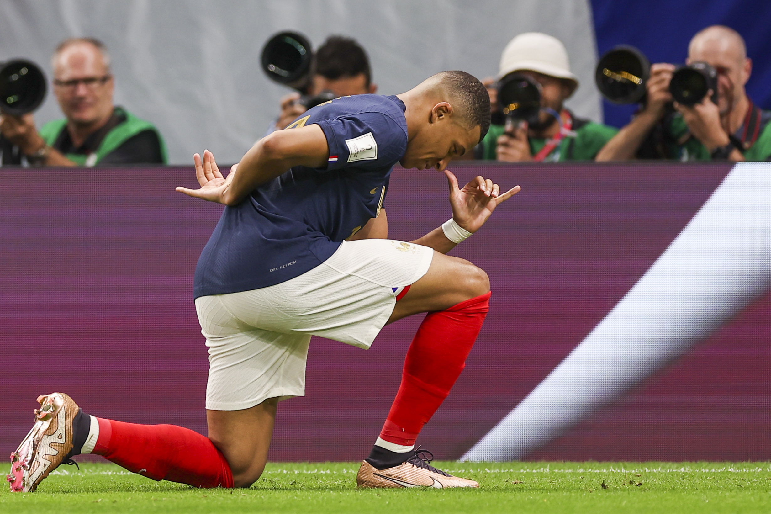 Al Wakrah (Qatar), 22/11/2022.- Kylian Mbappe of France celebrates after scoring during the FIFA World Cup 2022 group D soccer match between France and Australia at Al Janoub Stadium in Al Wakrah, Qatar, 22 November 2022. (Mundial de Fútbol, Francia, Catar) EFE/EPA/JOSE SENA GOULAO PORTUGAL OUT