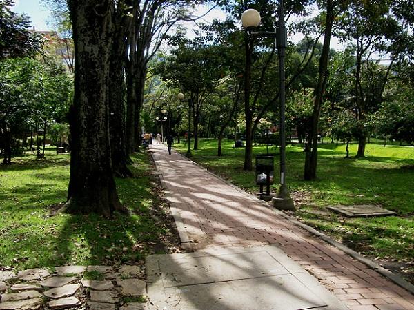 Fotógrafa fue golpeada por ladrones que intentaron robarla en el Parque El Virrey