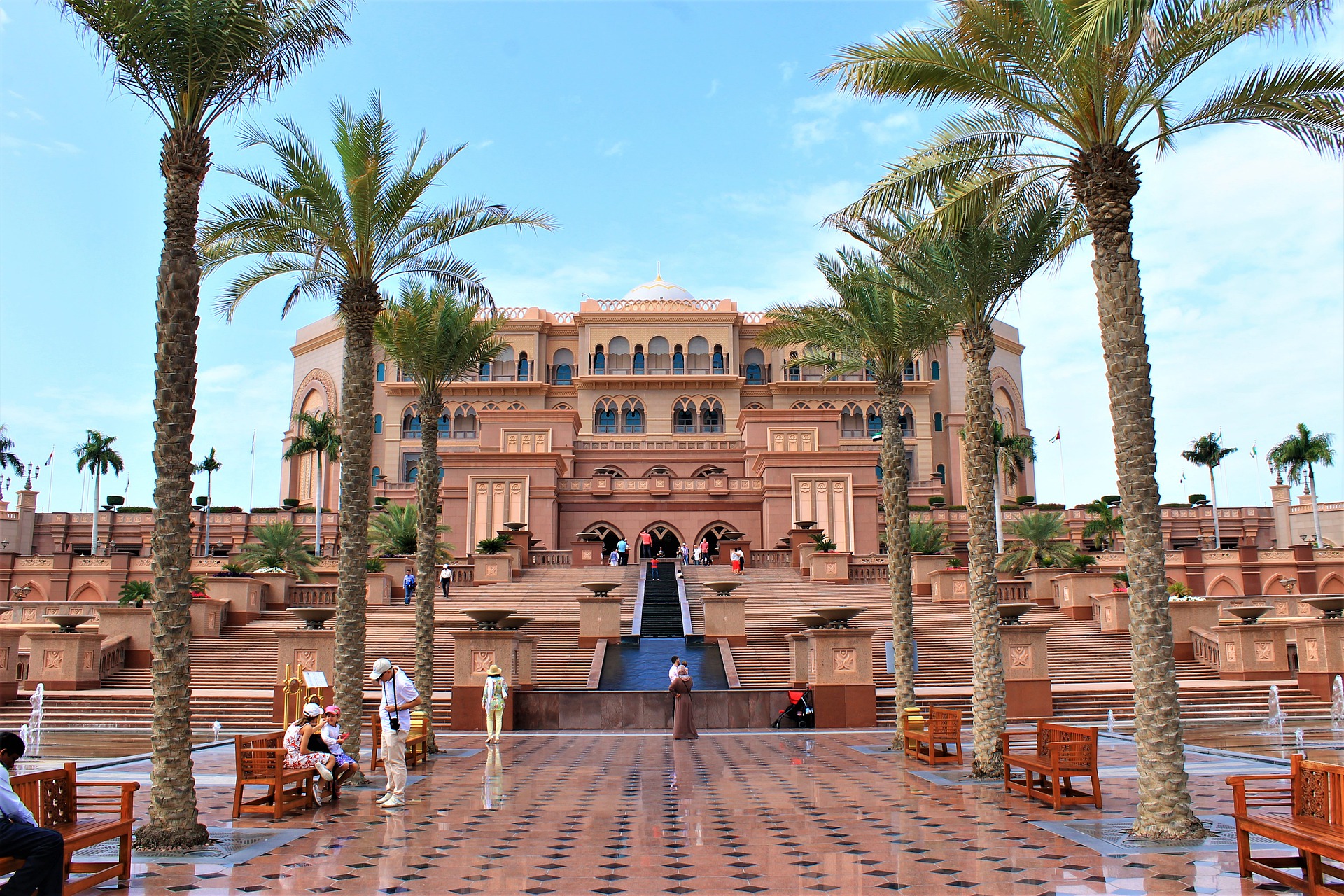 Imagen de la fachada del Emirates Palace, uno de los hoteles de lujo en Abu Dabi.
