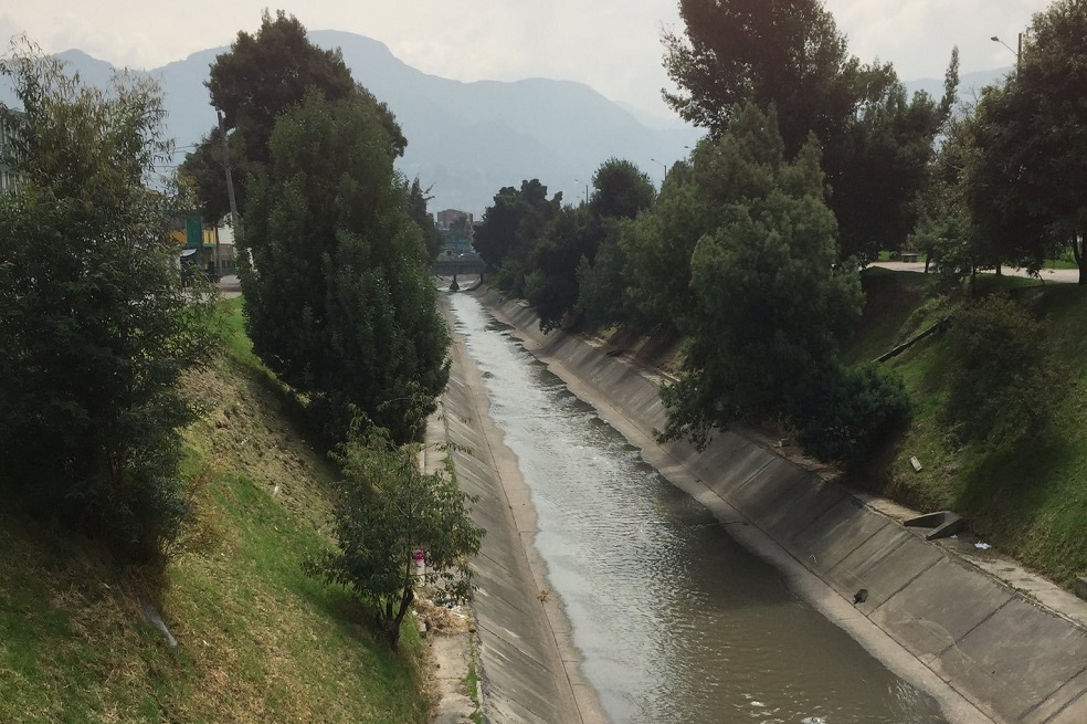 Presuntos ladrones se tiraron a un río para escapar de la Policía, en Bogotá