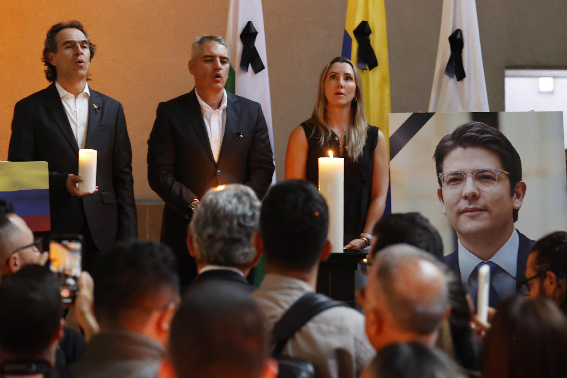AME9298. MEDELLÍN (COLOMBIA), 11/08/2025.- El Alcalde de Medellín, Federico Gutiérrez (i), y el gobernador de Antioquia, Andrés Julián Rendón (c), participan en un homenaje en honor al senador y precandidato presidencial Miguel Uribe Turbay este lunes, en Medellín (Colombia). Gutiérrez calificó como "muy grave" la situación del país, tras el asesinato de Uribe Turbay, opositor al Gobierno del presidente Gustavo Petro. EFE/ Mauricio Dueñas Castañeda
