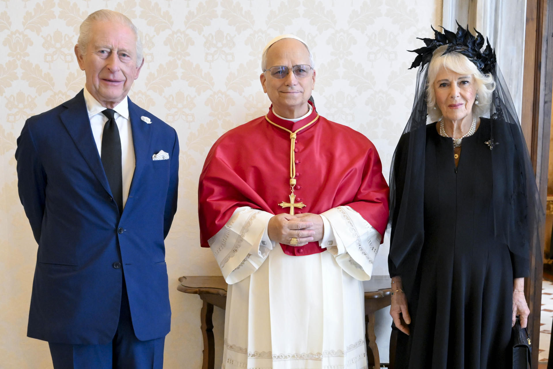 ROMA, 23/10/2025.- Los reyes de Reino Unido, Carlos III y Camila, llegaron este jueves al Vaticano para su reunión con el papa León XIV y la posterior histórica oración ecuménica en la Capilla Sixtina en la que un monarca británico y un pontífice rezarán juntos después de casi 500 años. El cortejo atravesó el Arco de las Campanas, que da acceso a la Ciudad del Vaticano, y llegó al Patio de San Dámaso donde fueron recibidos por el encargado de la Prefectura de la Casa Pontificia, monseñor Leonardo Sapienza, y la Guardia de Honor de la Guardia Suiza. En seguida, se interpretarán los himnos nacionales británico y de la Ciudad del Vaticano. EFE/ Francesco Sforza/vatican Media SOLO USO EDITORIAL/SOLO DISPONIBLE PARA ILUSTRAR LA NOTICIA QUE ACOMPAÑA (CRÉDITO OBLIGATORIO)