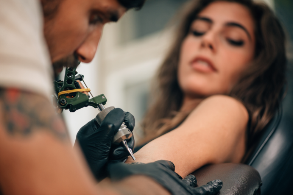 Tatuajes y lactancia materna: ¿se puede o es riesgoso para el bebé?