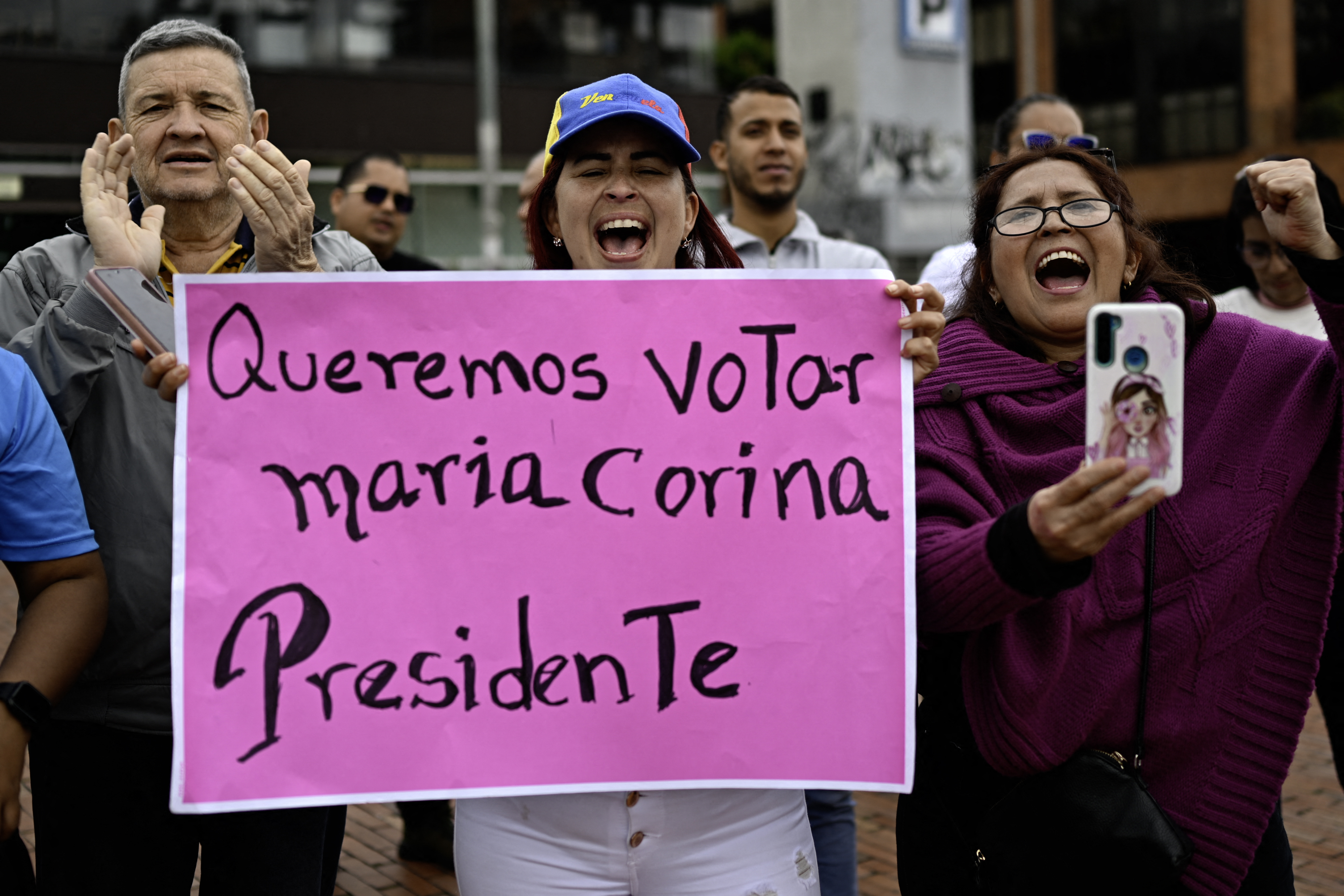 Simpatizantes de María Corina Machado en una protesta en Bogotá, capital de Colombia, que ha acogido a casi tres millones de migrantes del éxodo venezolano.