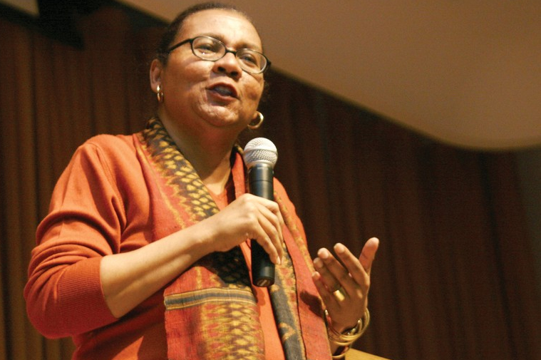 Murió Bell Hooks: pionera del activismo afro y feminista en EE. UU.