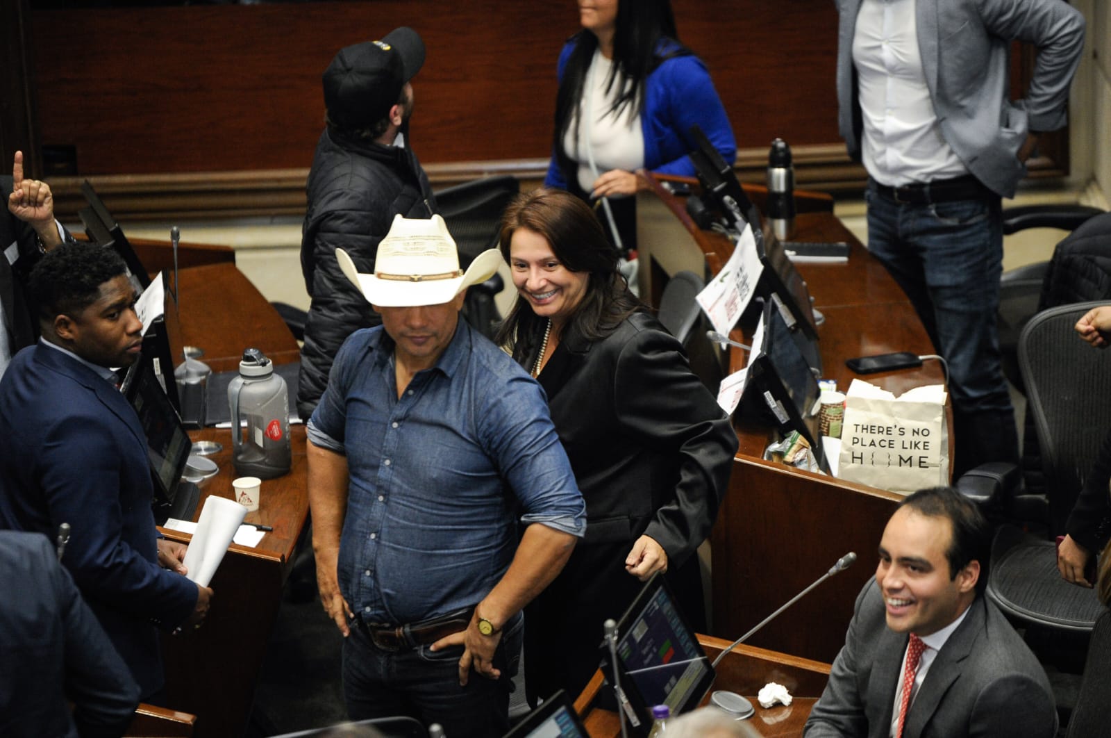 "Hundimos la legalización del cannabis a las 11:00 p.m. en la plenaria del Senado. Vive la oposición democrática en Colombia, iniciamos con la marcha a las 10:00 a.m. y terminamos el día derrotando la legalización del cannabis", afirmó el senador del Centro Democrático Andrés Guerra.