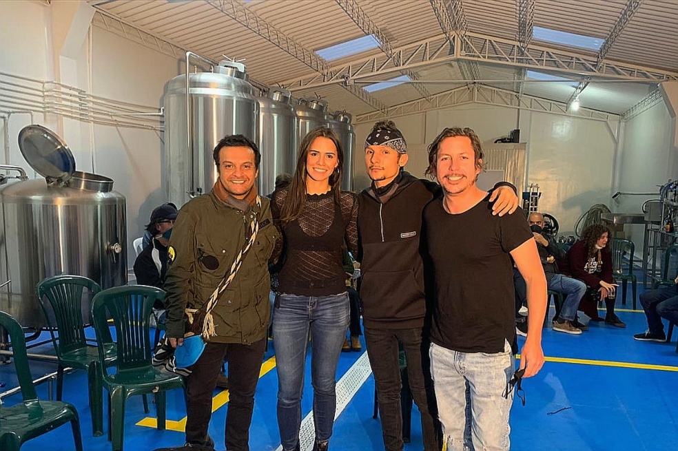 De izquierda a derecha: el actor Julián Román, la activista Mafe Carrascal, el músico Mario Muñoz y el comediante Alejandro Riaño, desde la planta de producción de la cervecería artesanal La Roja en Bogotá en el lanzamiento de la campaña.