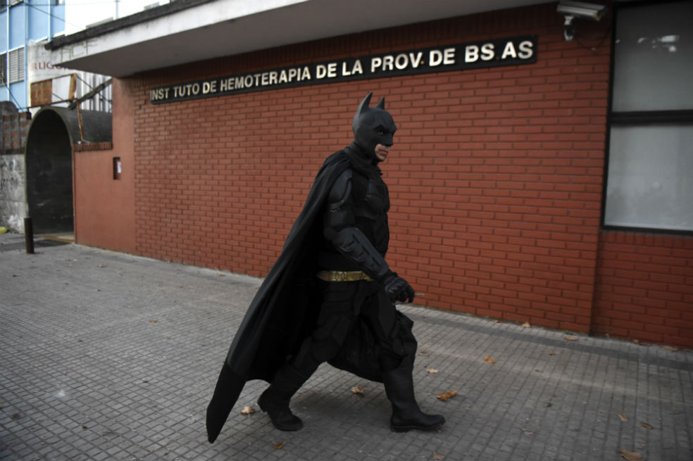 Este es el Batman solidario de Argentina, se gana a los niños sin revelar su identidad