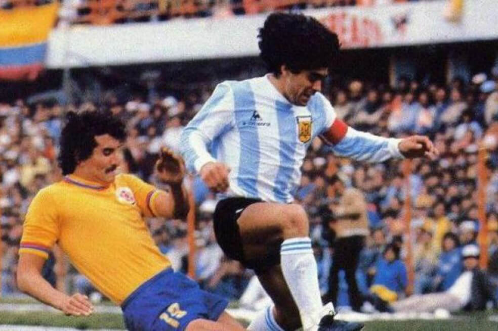 Diego Maradona y Miguel Prince, en el partido entre Colombia y Argentina por las Eliminatorias al Mundial de 1986, en abril del 85.
/ Cortesía