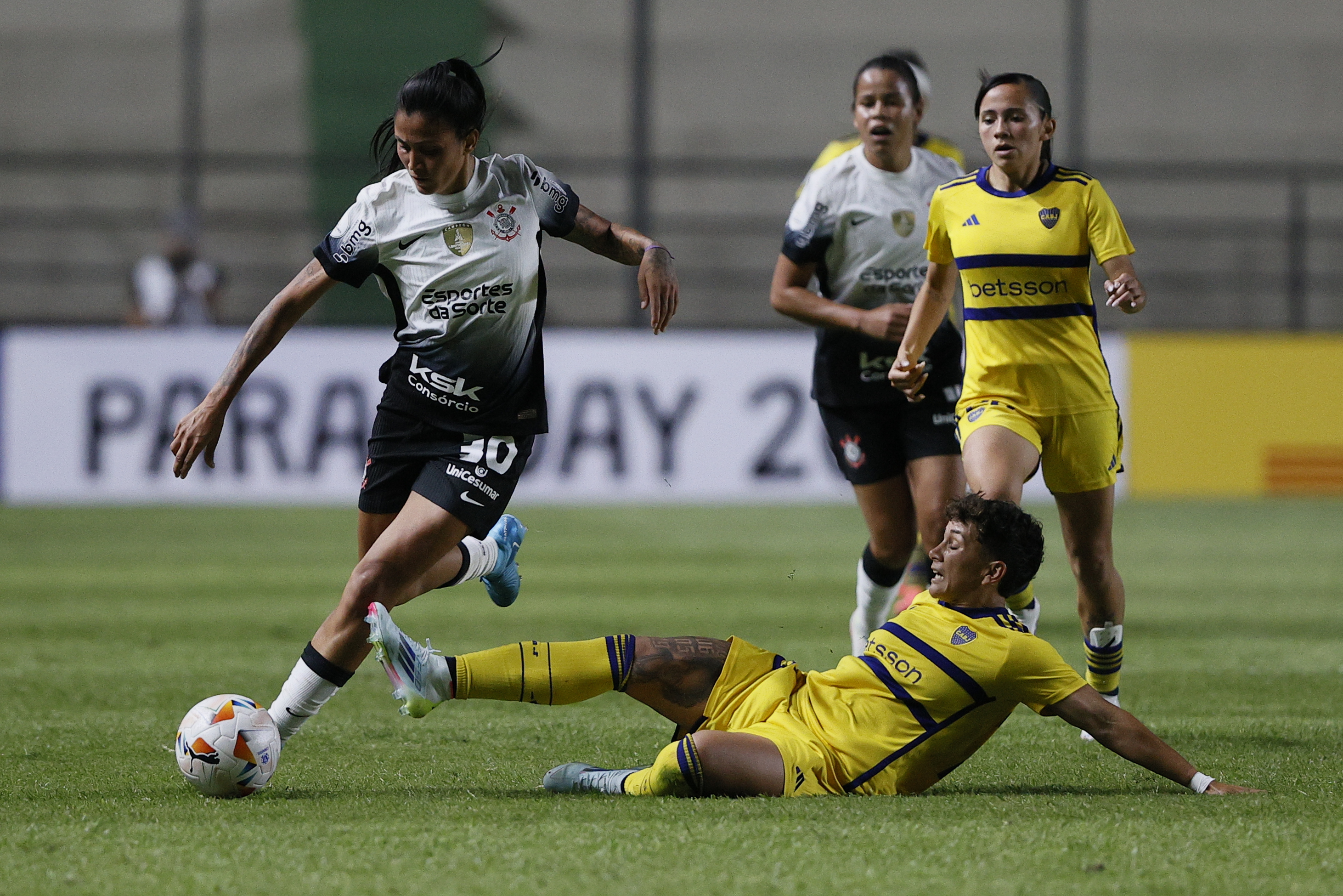 AMDEP8299. ASUNCIÓN (PARAGUAY), 03/10/2024.- Jaqueline (i) de Corinthians disputa el balón con Lorena Benítez de Boca este jueves, en un partido de la Copa Libertadores Femenina entre Corinthians y Boca Juniors en el estadio Arsenio Erico en Asunción (Paraguay). EFE/ Juan Pablo Pino