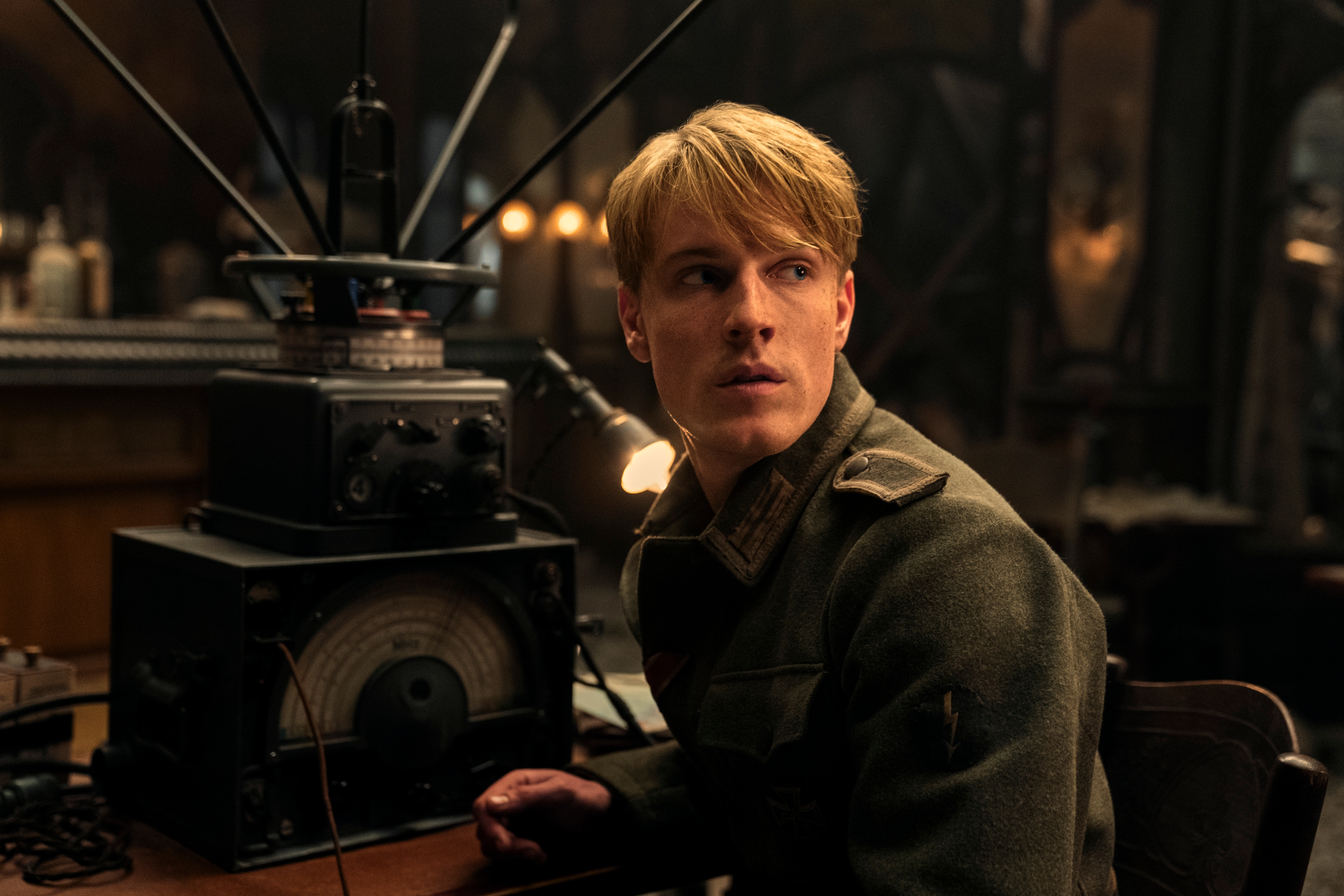 Netflix estrena tráiler de la serie “La luz que no puedes ver” con Louis Hofmann