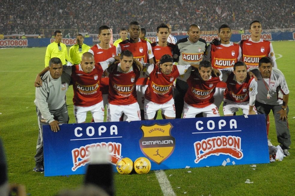 En medio de una sequia de títulos de liga de 37 años, Santa Fe volvió a ganar un campeonato en 2009 la Copa Colombia, de nuevo. El equipo: Arriba: Yulián Anchico, Cristian Nazarit, Mario Alejandro González, Agustín Julio, Carlos Valdés y Ricardo Villaraga. Abajo: Sergio Otálvaro, Julio Gutiérrez, Maximiliano Rubén Flotta, Juan Carlos Quintero y Luis Manuel Seijas.