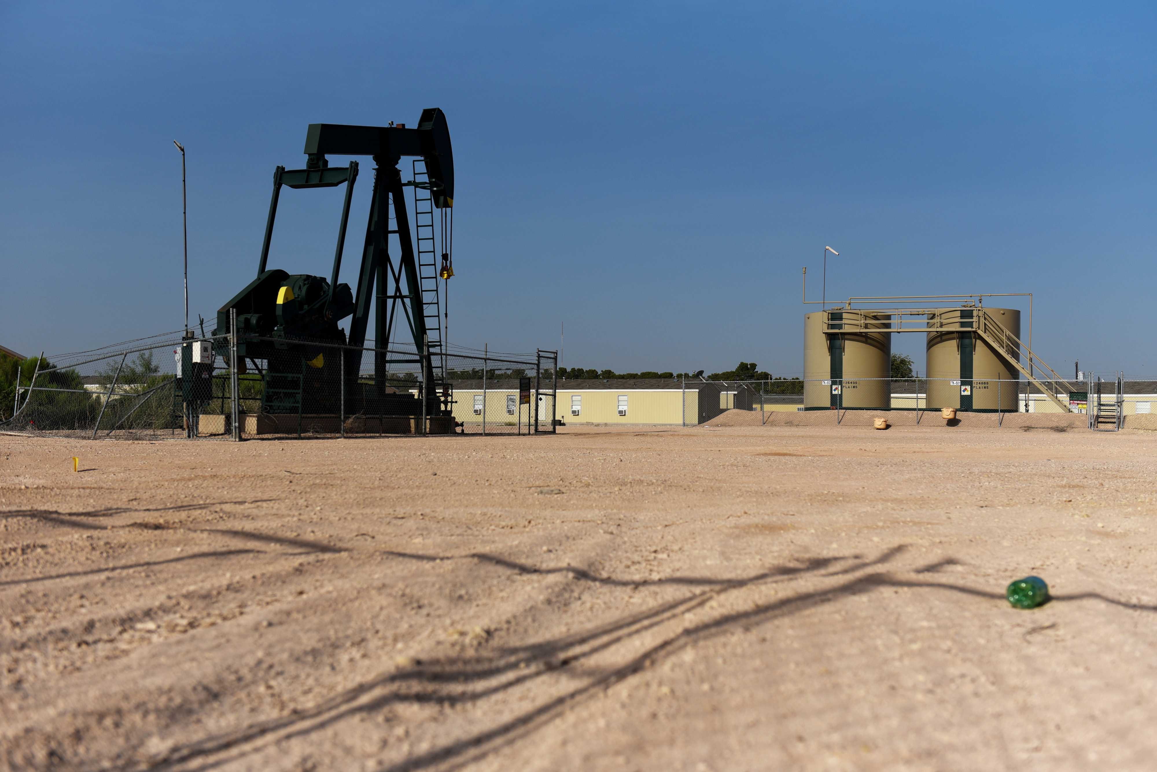 La demanda de petróleo cae pero los precios altos persisten: AIE