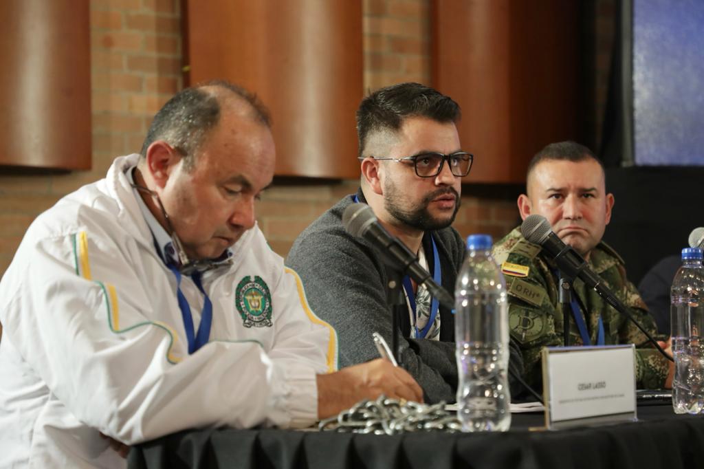 El sargento en retiro, César Lasso, quien estuvo secuestrado durante 13 años, también participó en la audiencia. A quienes ordenaron su plagio les dijo, con cadena en mano: "En muchas ocasiones pensé que era mejor morir y descansar".