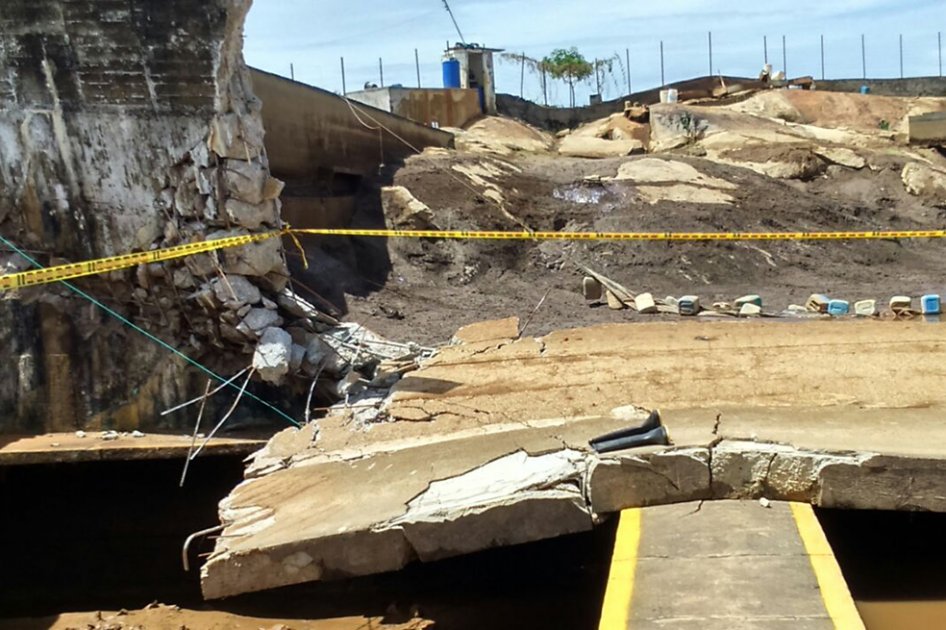 Así quedó el muro principal del tanque de almacenamiento del acueducto que colapsó, en Puerto Carreño, Vichada.