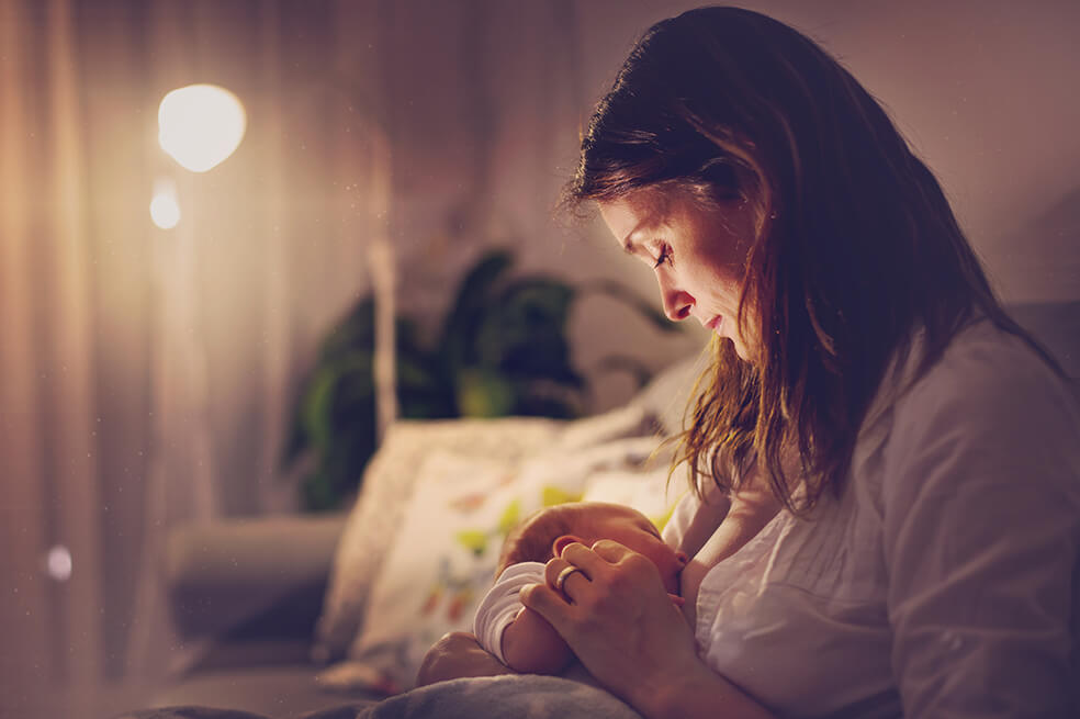 Mi bebé solo se duerme en el pecho, ¿está bien?