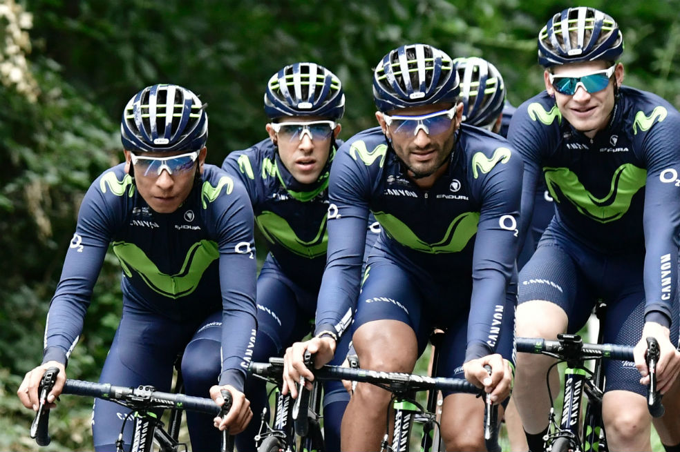 Nairo Quintana junto a los ciclistas del Movistar. / EFE