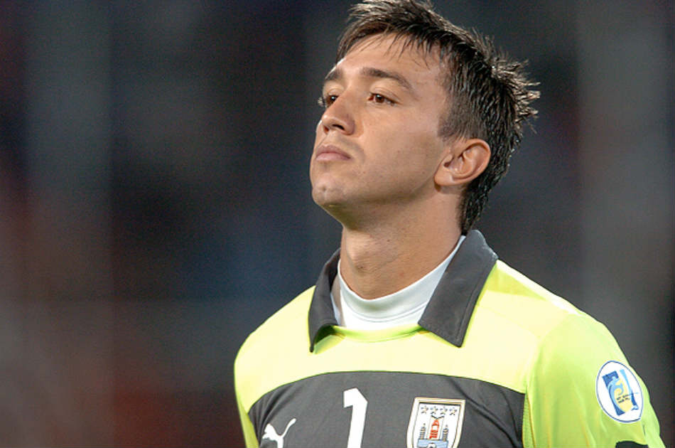 Fernando Muslera, arquero uruguayo, estará ausente un mes por lesión
