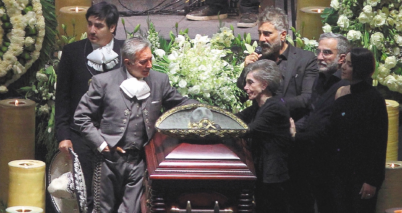 Los hijos del cantante mexicano Vicente Fernández, Gerardo (L-Front), Alejandro (R-back), Vicente Jr (R) y su esposa Maria del Refugio Abarca (R-Front), en el rancho "Los Tres Potrillos" en Tlajomulco de ZuÒiga, Jalisco, el 13 de diciembre del 2021.  (Photo by ULISES RUIZ / AFP)
