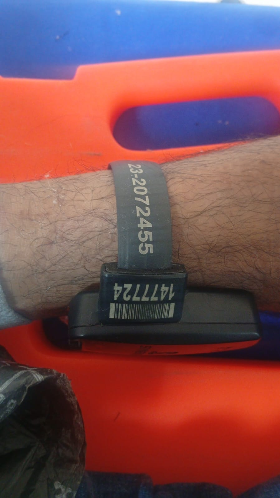 Pulsera del INPEC que tenía el reincidente por robo al momento de la captura.