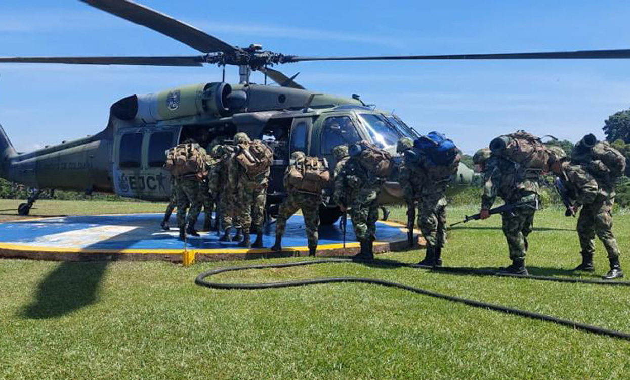 AME4079. BOGOTÁ (COLOMBIA), 04/11/2023.- Fotografía del pasado 2 de noviembre de 2023, cedida por el Ejército de Colombia, que muestra a soldados mientras abordan un helicóptero rumbo a un operativo. Las Fuerzas Militares colombianas anunciaron este sábado una "nueva estrategia" en la búsqueda del padre del futbolista Luis Díaz, secuestrado por la guerrilla del Ejército de Liberación Nacional (ELN) en el norte del país, lo que incluye la reposición de tropas para "dinamizar" las labores. Para ello iniciaron "la reubicación y reposicionamiento de las tropas desplegadas en el sur de (el departamento de) La Guajira y que se encuentran comprometidas en las acciones de rastreo, búsqueda y rescate" y ya son casi 300 soldados que participan en las labores de búsqueda junto con la Policía. EFE/ Ejército de Colombia SÓLO USO EDITORIAL/SÓLO DISPONIBLE PARA ILUSTRAR LA NOTICIA QUE ACOMPAÑA (CRÉDITO OBLIGATORIO)