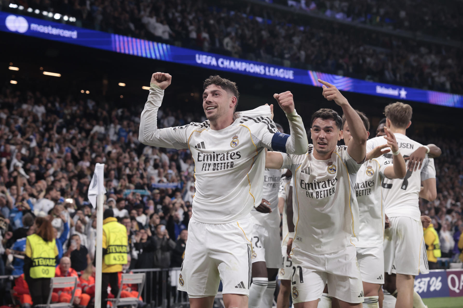 MADRID, 11/03/2026.- El centrocampista uruguayo del Real Madrid Fede Valverde (i) celebra su tercer gol durante el encuentro correspondiente a la ida de los octavos de final de la Liga de Campeones que Real Madrid y Manchester City disputan este miércoles en el estadio Santiago Bernabéu, en Madrid. EFE/ Juanjo Martín
