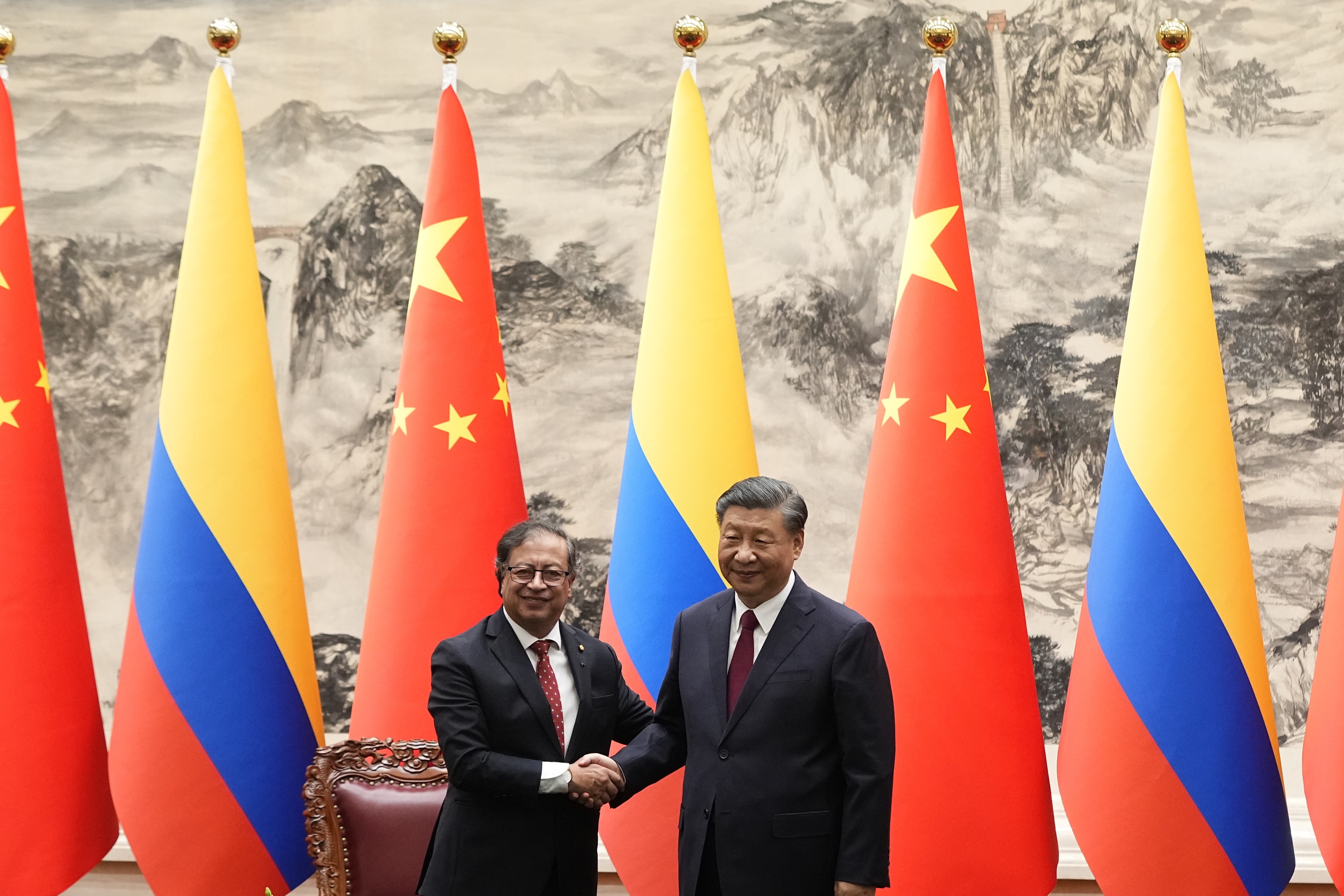 Beijing (China), 25/10/2023.- Chinese President Xi Jinping (R) shakes hands with Colombian President Gustavo Petro during a signing ceremony held at the Great Hall of the People in Beijing, China, 25 October 2023. EFE/EPA/KEN ISHII / POOL