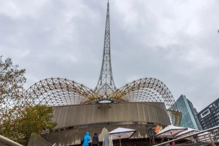 Arrestan a un activista climático por escalar una torre de Melbourne