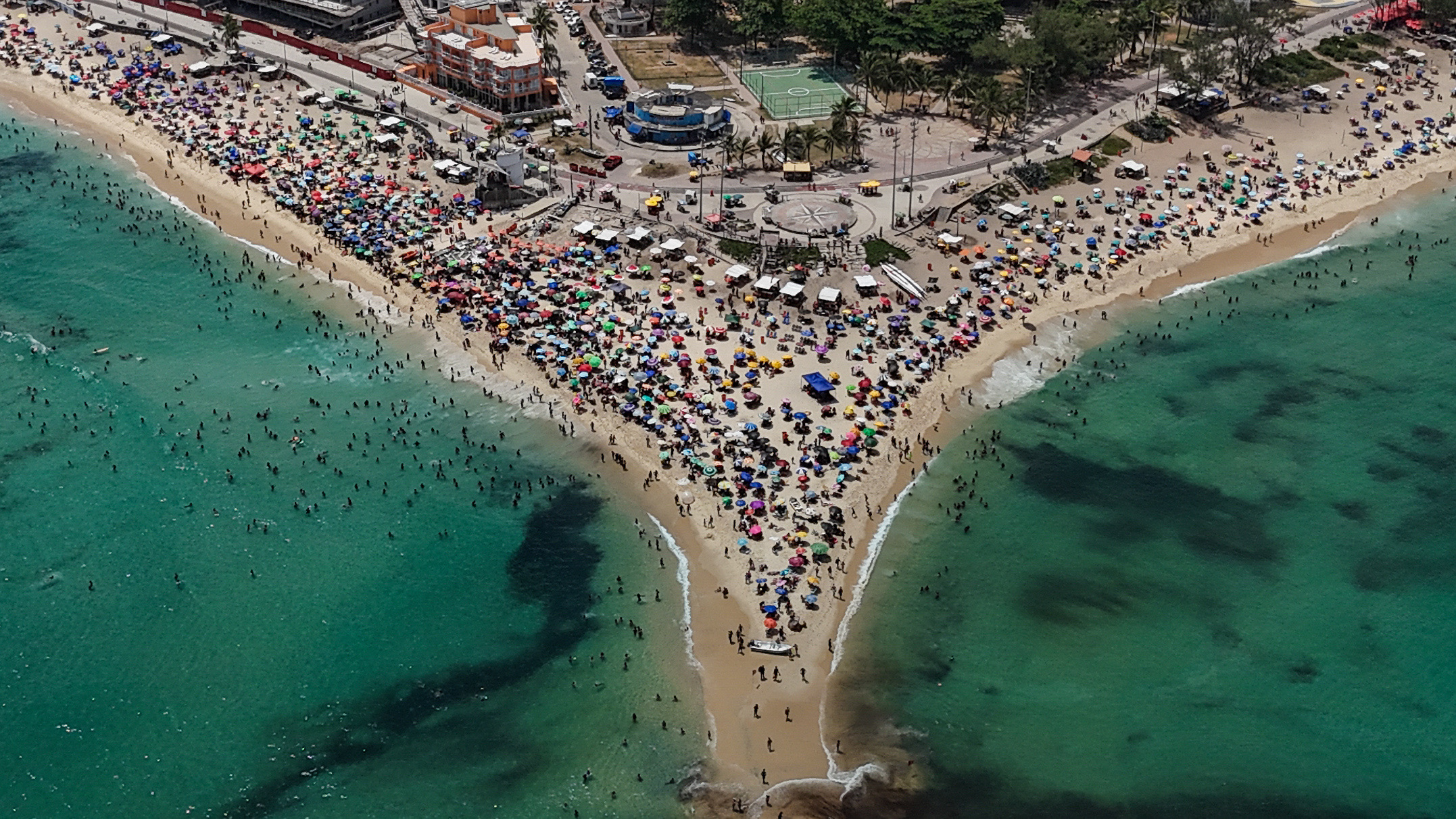 -FOTODELDÍA- AME8318. RÍO DE JANEIRO (BRASIL), 08/02/2025.- Fotografía aérea de personas en la playa de Macumba este sábado, en Río de Janeiro (Brasil). La ola de calor impacta Río de Janeiro con temperaturas que alcanzan los 35 grados. EFE/ Antonio Lacerda