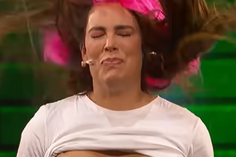 Sara Corrales mostró más de la cuenta en programa en vivo, ¿Qué le pasó?