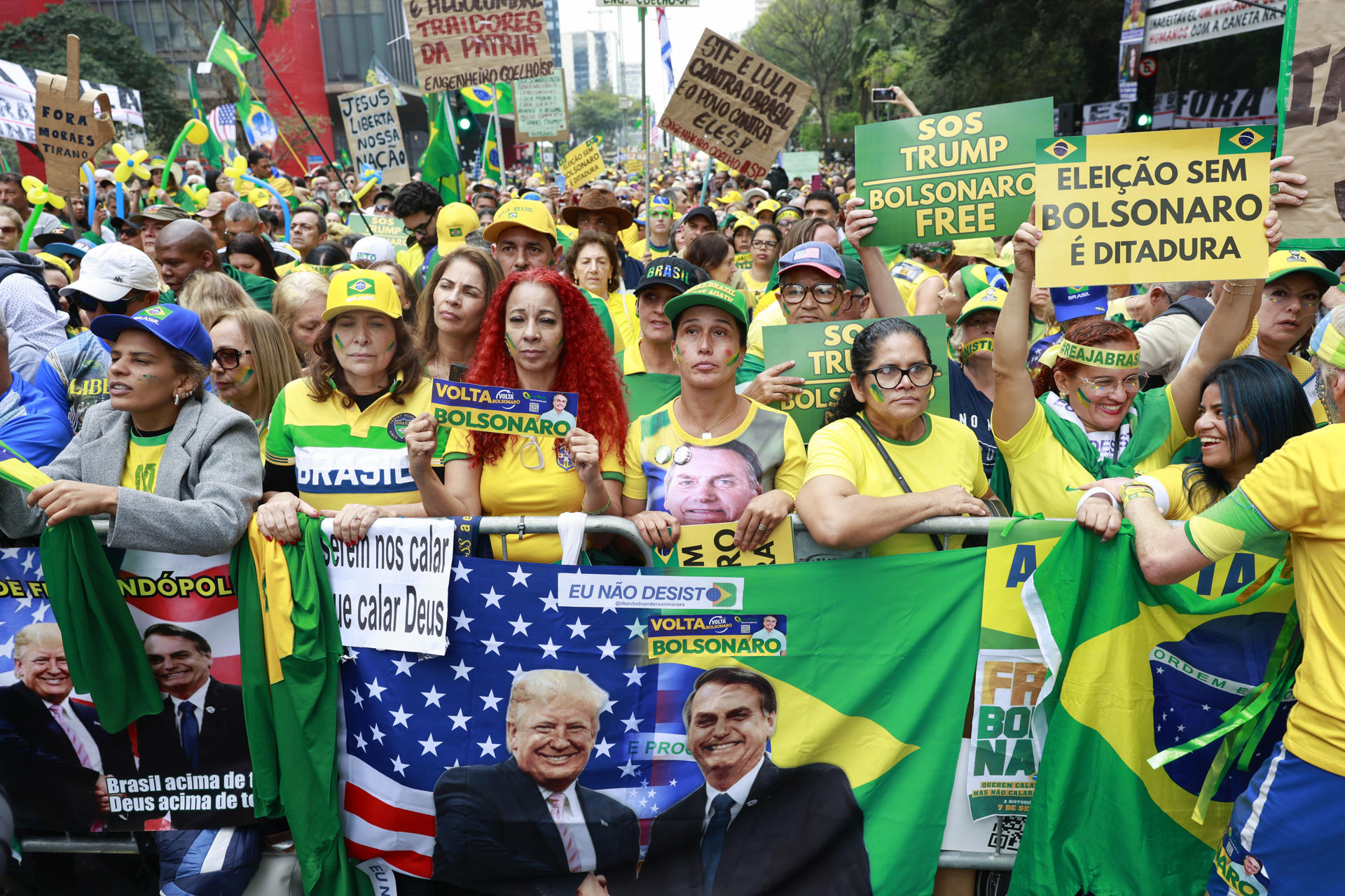 Protesta de miles a favor de Bolsonaro antes del histórico fallo en su juicio