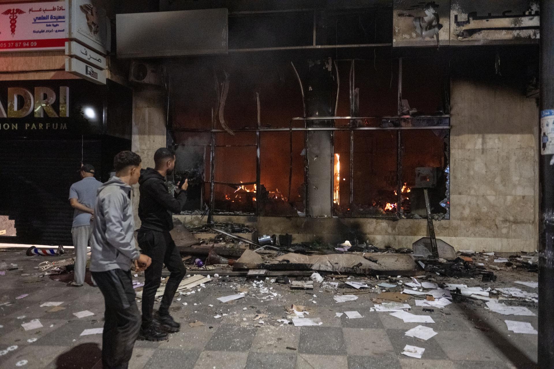 Sale (Morocco), 01/10/2025.- A building is seen on fire as youth-led protests demanding healthcare and education reforms turns violent, in Sale, Morocco, 01 October 2025. (Protestas, Marruecos) EFE/EPA/Jalal Morchidi