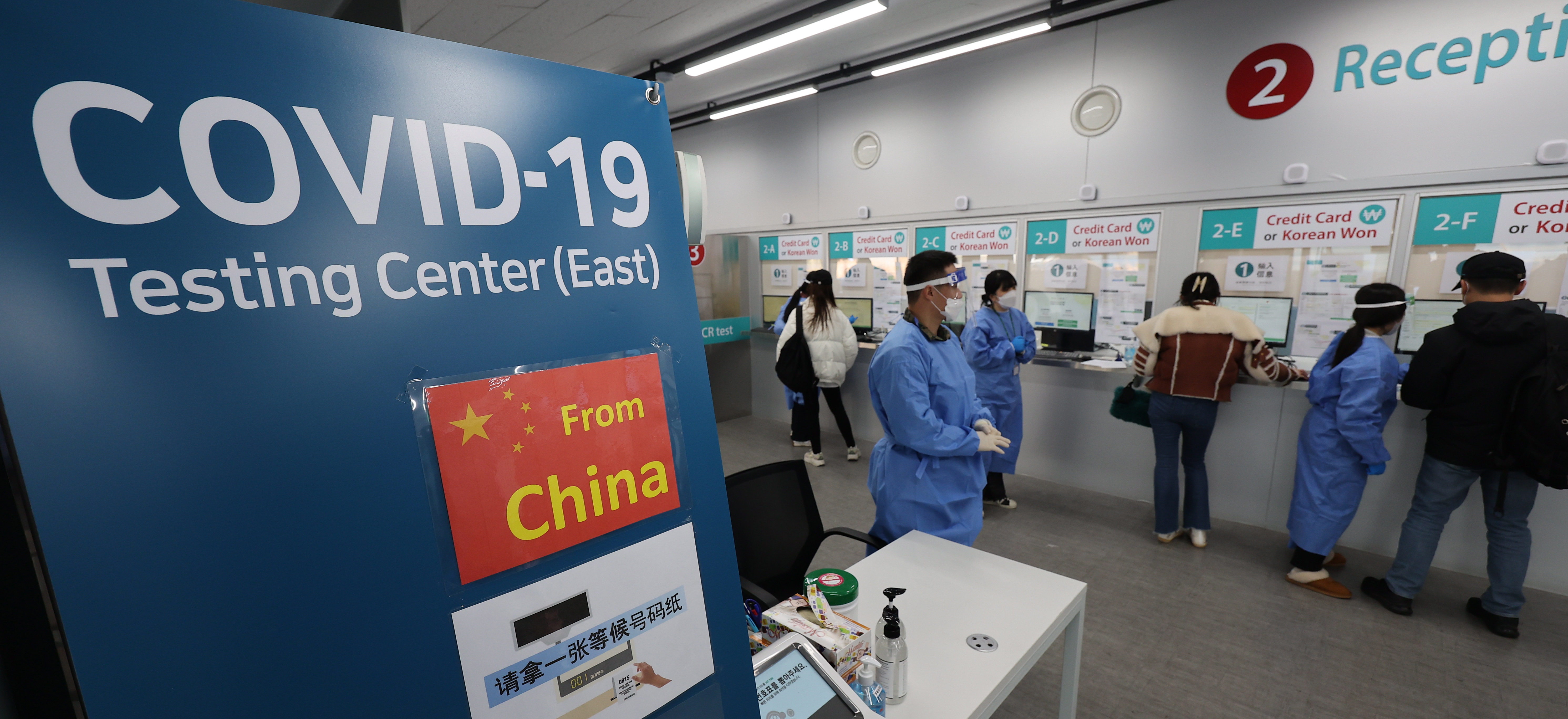 China critica el regreso de los test covid-19 a los viajeros con origen en ese país