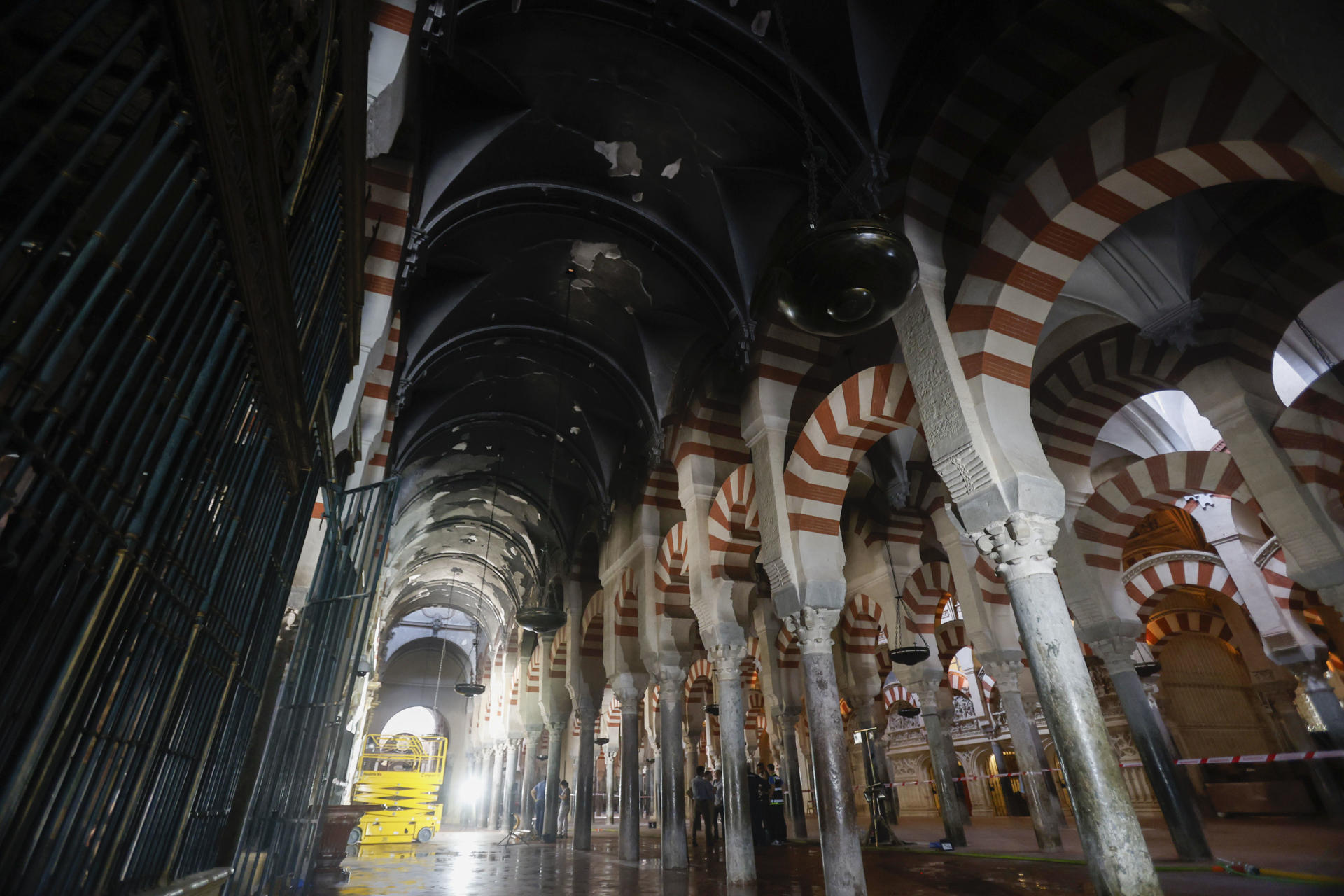 CÓRDOBA, 09/08/2025.- Trabajos en el interior de la mezquita-catedral después del incendio que en la noche del viernes afectó al templo. Una capilla colapsada, en la que se ha derrumbado el techo, y otras dos afectadas es el balance de daños que ocasionó el fuego. EFE/Salas