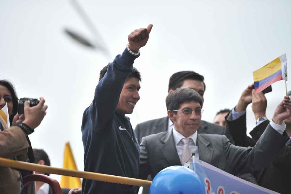 El ciclista colombiano Nairo Quintana saludo a los cientos de seguidores que salieron a darle la bienvenida. Fotos: David Campuzano