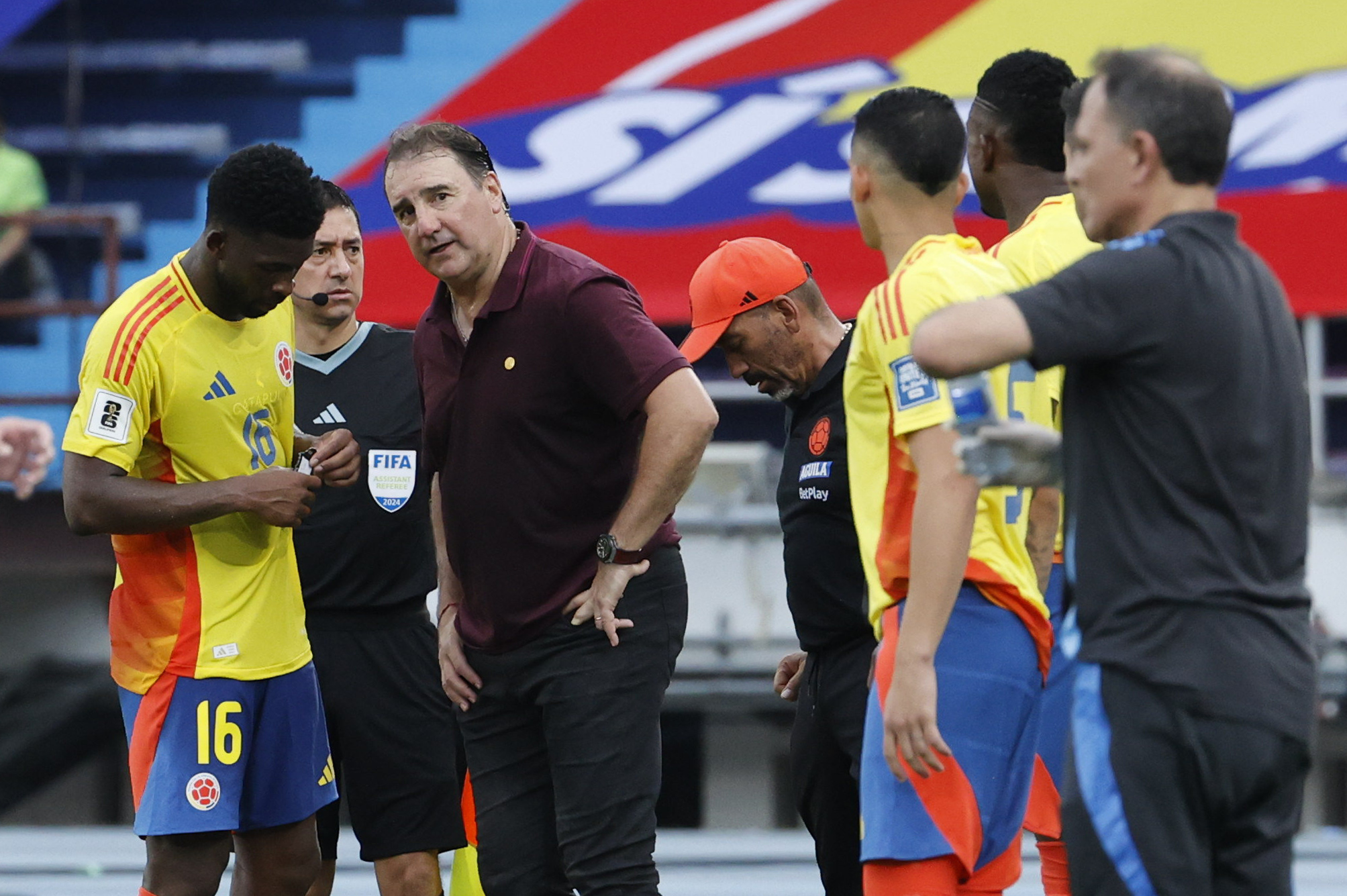 AMDEP6807. BARRANQUILLA (COLOMBIA), 10/09/2024.- El seleccionador de Colombia Gustavo Alfaro (d) da indicaciones a Jefferson Lerma este martes, en un partido de las eliminatorias sudamericanas para el Mundial de 2026 entre Colombia y Argentina en el estadio Metropolitano en Barranquilla (Colombia). EFE/ Mauricio Dueñas Castañeda