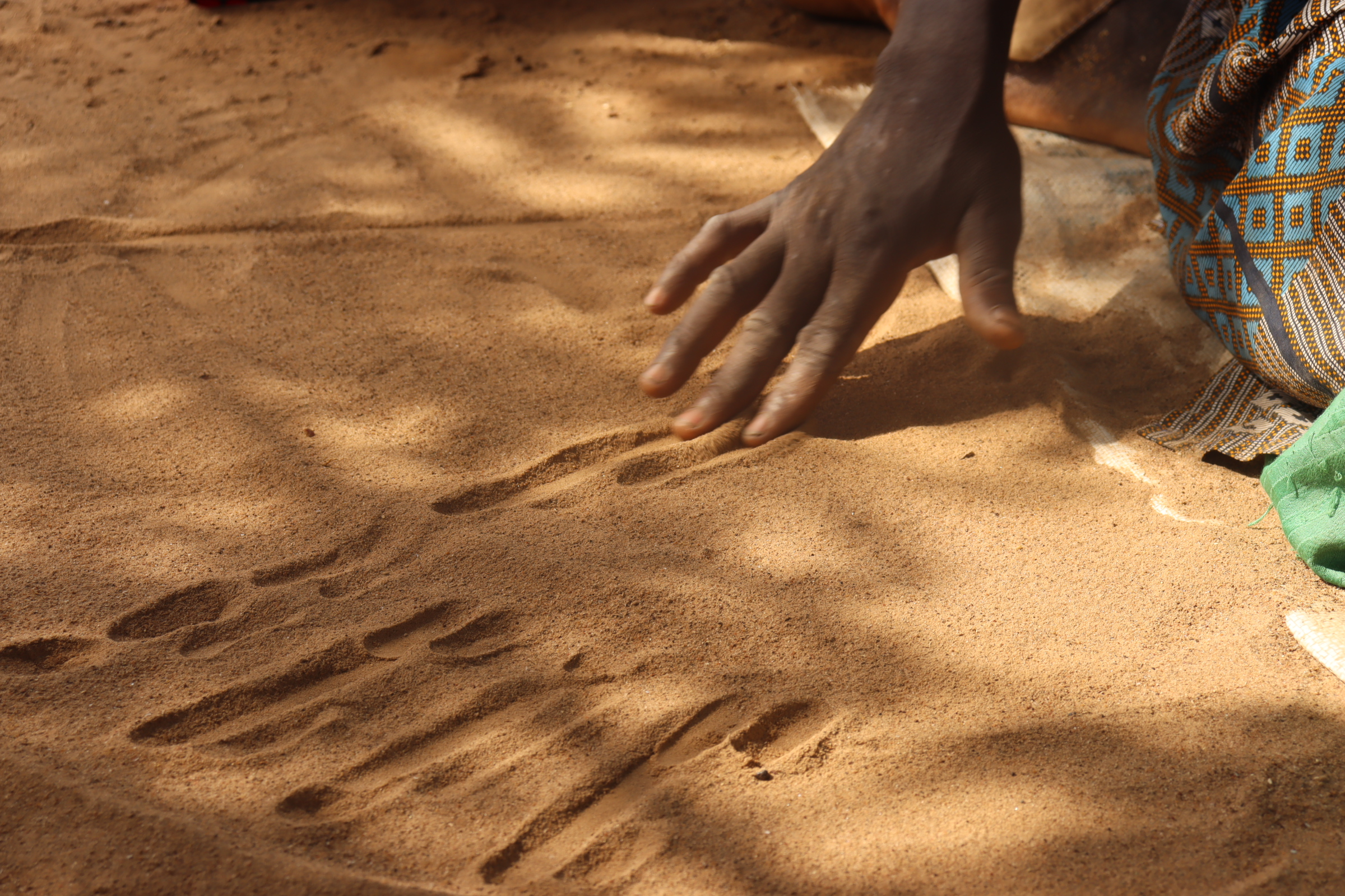 La geomancia en Burkina Faso: el arte de leer el futuro en la arena
