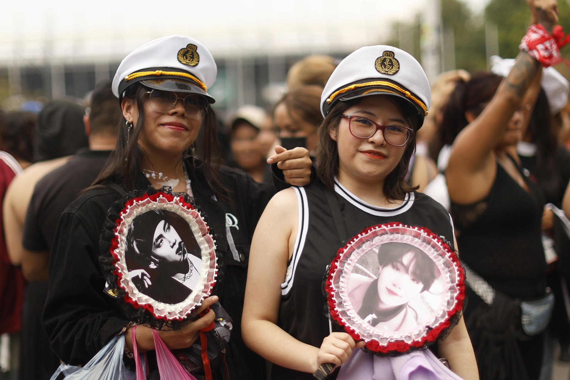 MEX2164. CIUDAD DE MÉXICO (MÉXICO), 07/05/2026.- Seguidoras del grupo surcoreano de K-pop BTS posan previo a un concierto este jueves, en el estadio GNP en Ciudad de México (México). EFE/ Sáshenka Gutiérrez
