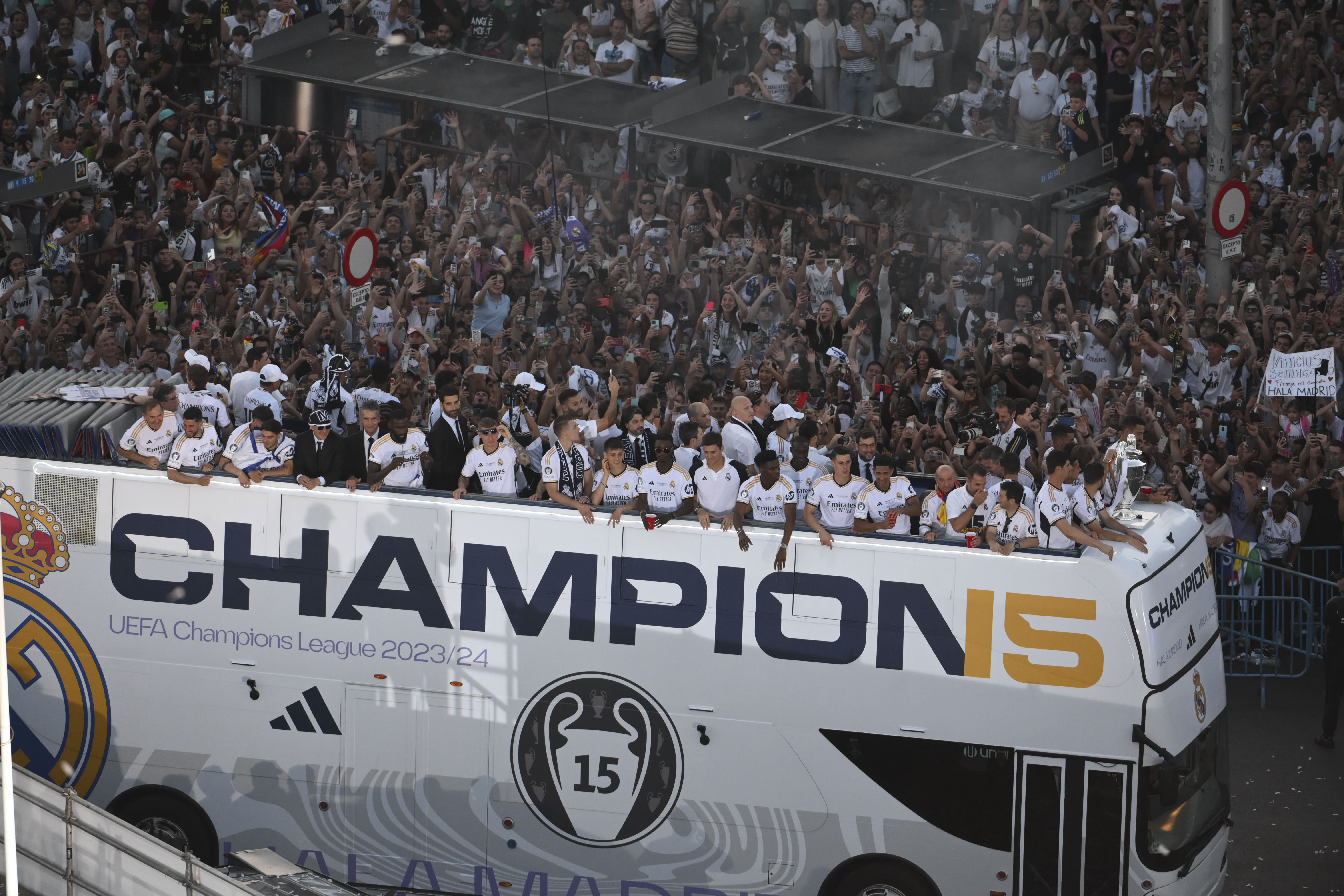 Así fue el festejo de Real Madrid en España: video