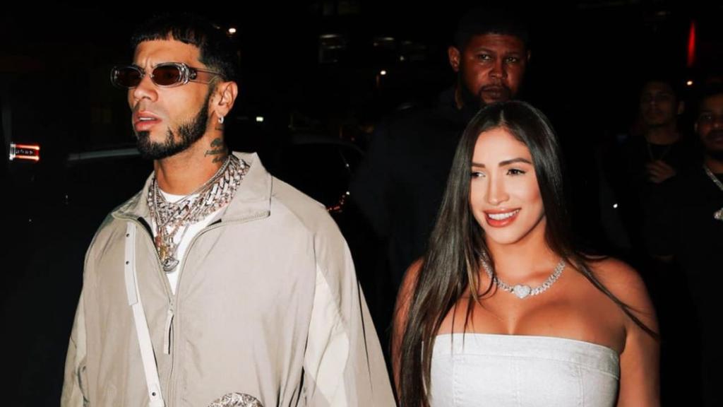 ¿Anuel le dio a su novia el mismo regalo de San Valentín que le dio a Karol G?