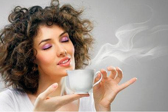 Tomar más de tres tazas de café reduce tamaño de los senos