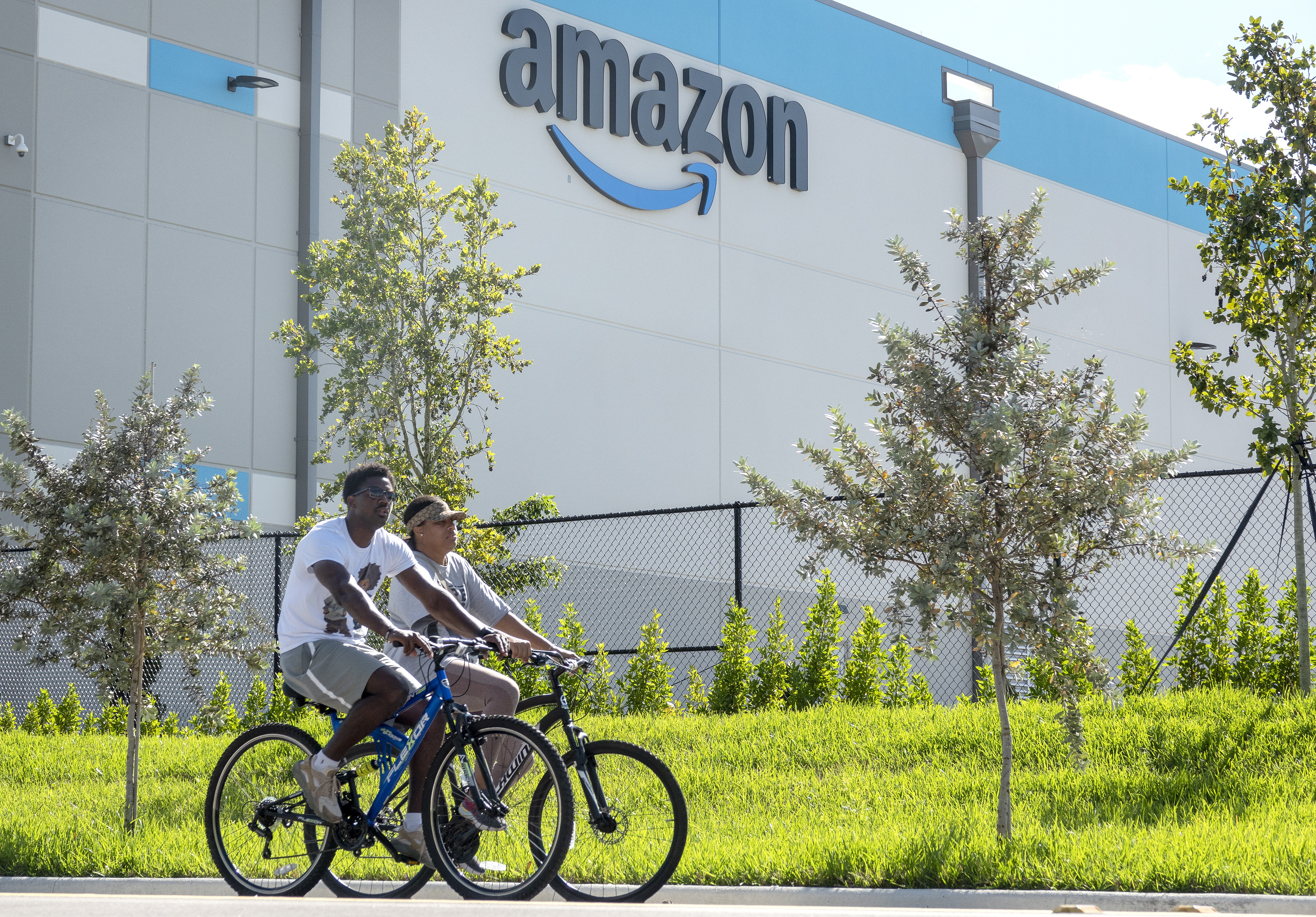 Amazon anuncia cierre de depósitos y nuevas contrataciones en el Reino Unido
